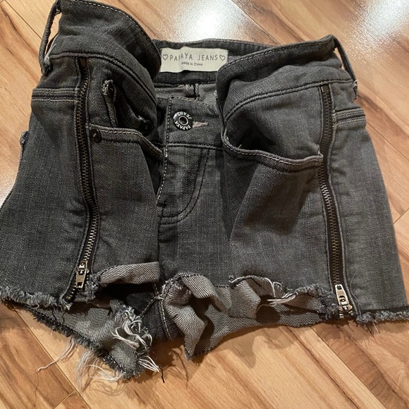 Papaya Jean Shorts with side zippers—Junior’s S - Picture 2 of 4